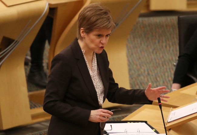 İskoçya Özerk Yönetimi Başbakanı ve İskoç Ulusal Partisi (SNP) lideri Nicola Sturgeon, mayıs ayındaki İskoç Parlamentosu seçimlerinde partisi çoğunluğu elde ederse Birleşik Krallık hükümetinin rızası olsa da olmasa da bağımsızlık referandumu düzenleyeceklerini açıkladı. Fotoğraf: Getty / Arşiv